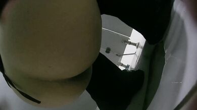 四月最新流出厕拍大神❤️潜入商场隔板女厕后拍大屁股美女有几个妹子❤️颜值不错 (4)