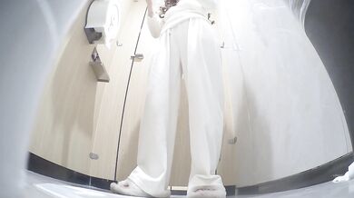 酒吧女厕全景偷拍皮肤白皙美女嘘嘘倒骑驴肥美馒头穴正对镜头